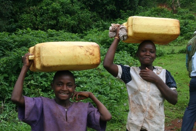 Kinder mit Wasserkanistern
